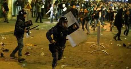 В Бейруте демонстранты забросали полицейских камнями