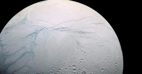 В NASA показали ледяную поверхность спутника Сатурна