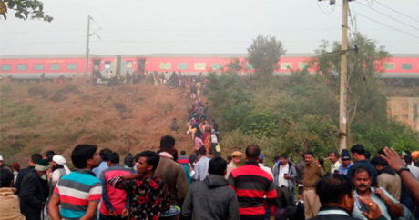 Не менее 20 человек пострадали в Индии при сходе с рельсов скорого поезда