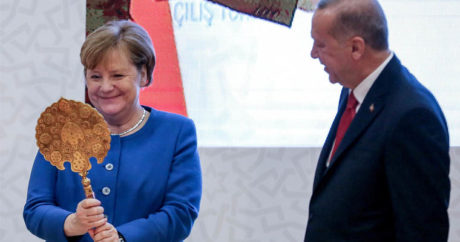 Эрдоган подарил Меркель зеркало