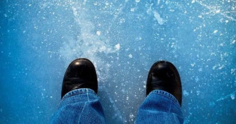 В России две девочки провалились под лед и утонули