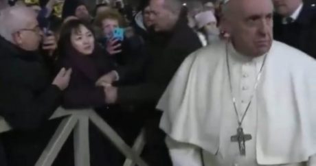 Папа римский ударил женщину на праздновании Нового года