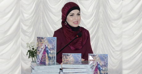 Азербайджанская писательница презентовала свою новую книгу – ФОТО