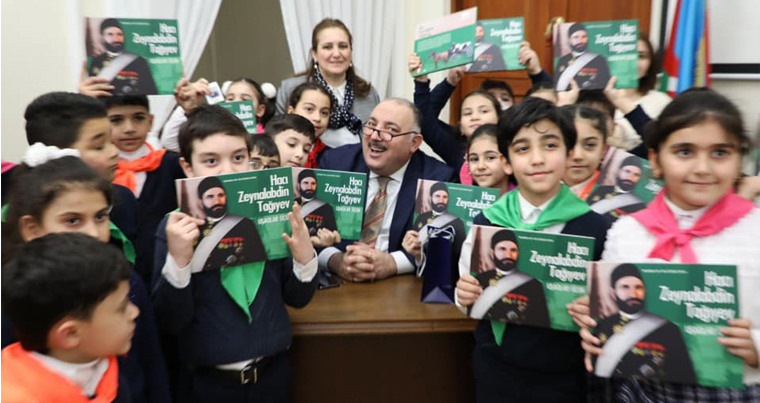 Бахрам Багирзаде раздал детям книги о великом азербайджанце – ФОТО