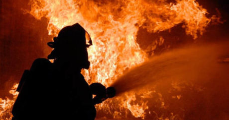 В жилом комплексе Баку пожар: четверо сотрудников МЧС госпитализированы
