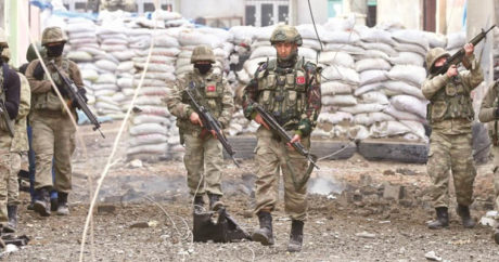 Четверо турецких военных погибли при обстреле в Сирии
