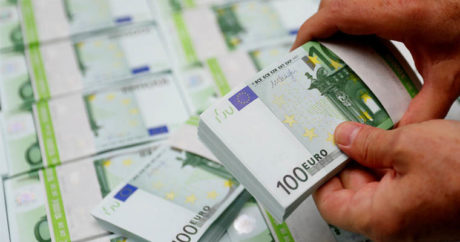Официальный курс евро обвалился на 98 копеек