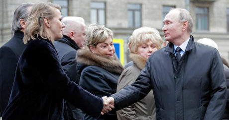 Путин пожал руку Собчак
