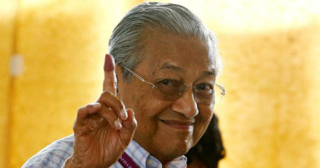 94-летний премьер Малайзии удостоен права решить, когда покинуть пост