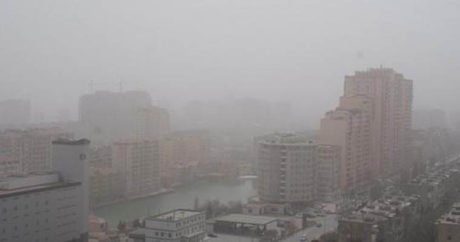 В Баку и на Абшеронском полуострове уровень содержания пыли в воздухе превышает норму
