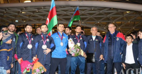Сборная Азербайджана по греко-римской борьбе вернулась на родину — ФОТО