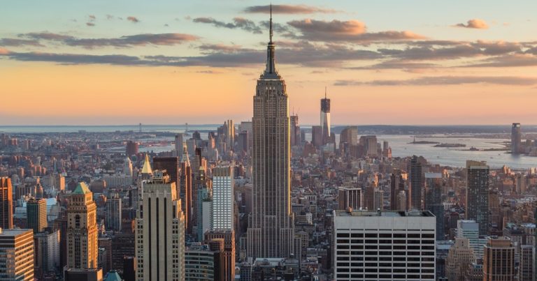 Empire State Building в Нью-Йорке подсветили в честь борцов с коронавирусом