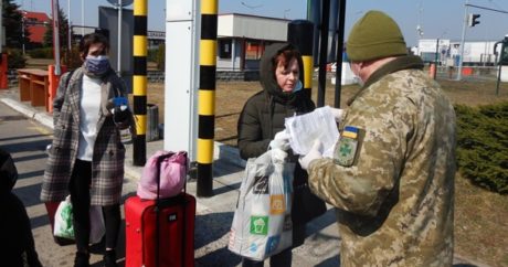 Тысячи украинцев пешком возвращаются из Польши