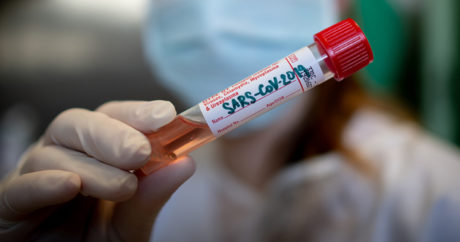 В США за сутки почти две тысячи человек умерли от коронавируса