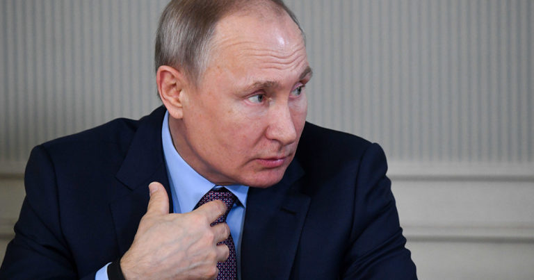 В Кремле рассказали, как Путин защищается от коронавируса