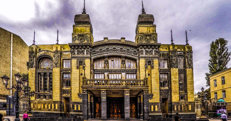 В Азербайджане театры временно приостановили свою деятельность