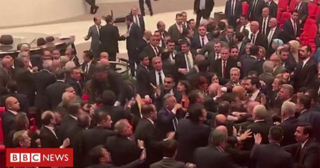 В турецком парламенте вспыхнула драка из-за обвинений в адрес Эрдогана — ВИДЕО