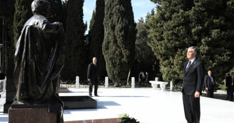 Президент Туркменистана посетил могилу великого лидера Гейдара Алиева