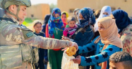 Турецкий солдат поделился хлебом с сирийцами
