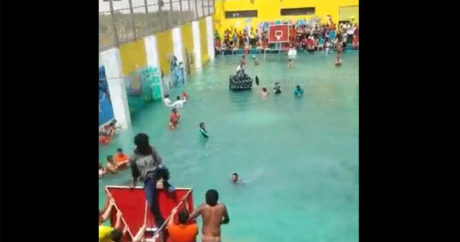 В Эквадоре заключенные превратили внутренний двор тюрьмы в бассейн