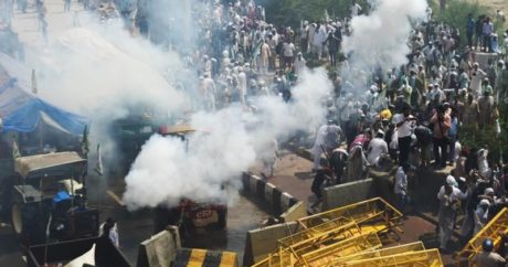 В Индии для разгона людей с улиц использовали слезоточивый газ