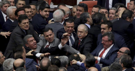 Рукопашный бой в турецком парламенте — ВИДЕО