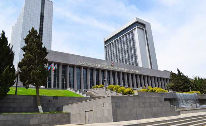 В Азербайджане депутаты парламента пройдут тесты на коронавирус