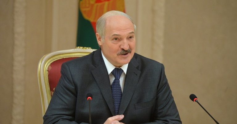 Лукашенко пригрозил правительству отставкой из-за коронавируса