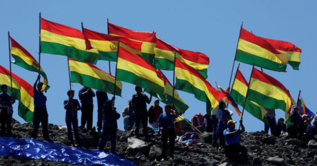 Военные Боливии применили слезоточивый газ против граждан за попытку вернуться в страну