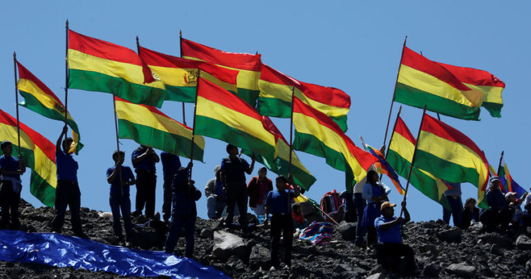 Военные Боливии применили слезоточивый газ против граждан за попытку вернуться в страну