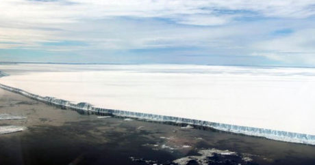 Начал разрушаться крупнейший в мире айсберг