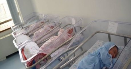 В Румынии 10 новорожденных детей заразились коронавирусом от сотрудников роддома