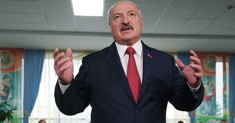 Лукашенко: COVID-19 создан, чтобы столкнуть экономику Китая и США