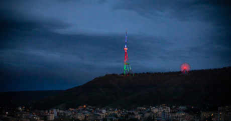Тбилисскую телевышку подсветили в цвета флага Азербайджана