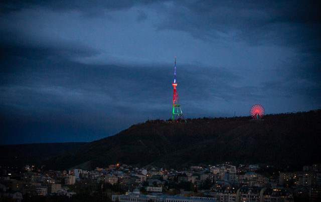Тбилисскую телевышку подсветили в цвета флага Азербайджана