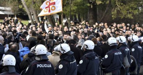 В Черногории полиция применила слезоточивый газ на акциях протеста