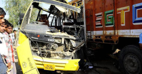 В Индии восемь человек погибли при столкновении грузовика и автобуса