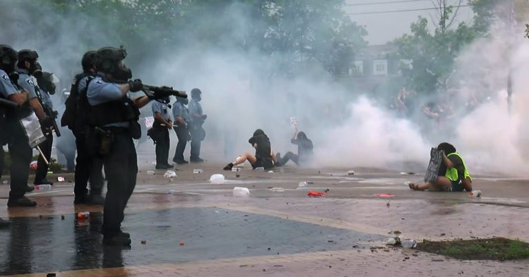 В Миннеаполисе объявили режим ЧС из-за протестов