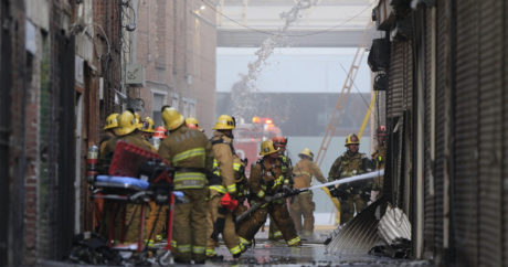 В Лос-Анджелесе 10 пожарных тяжело пострадали при тушении огня