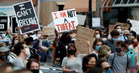 В Миннеаполисе сотни человек вышли на улицы из-за убийства чернокожего мужчины полицейским