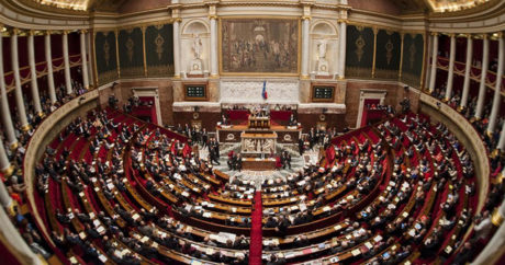 Парламент Франции принял законопроект о продлении ЧП до 10 июля