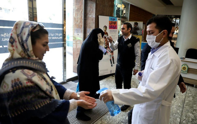 В Иране выявили 2111 новых случаев заражения COVID-19