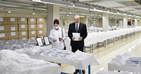 Ильхам Алиев и Мехрибан Алиева приняли участие в открытии фабрики медмасок