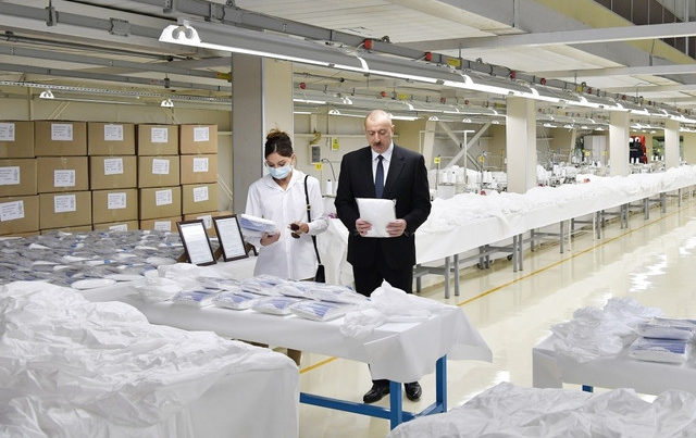 Ильхам Алиев и Мехрибан Алиева приняли участие в открытии фабрики медмасок