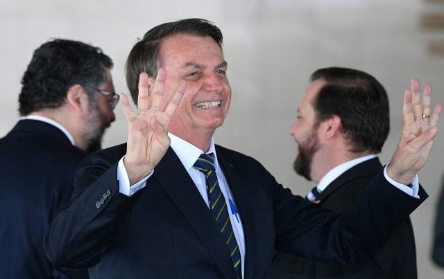 Instagram заблокировал сообщение президента Бразилии