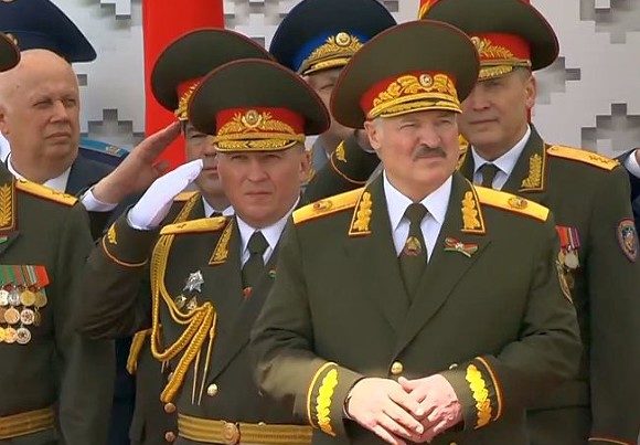 Лукашенко объяснил, почему не отказался от парада во время пандемии
