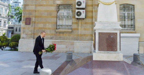 Ильхам Алиев посетил памятник, установленный в честь АДР — ФОТО
