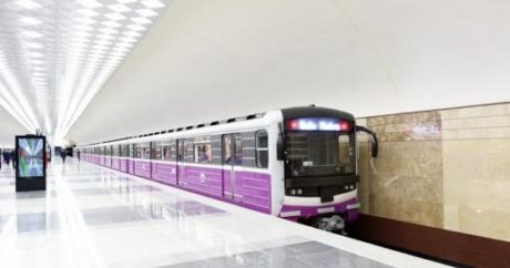 В бакинском метро поезда застряли в тоннеле