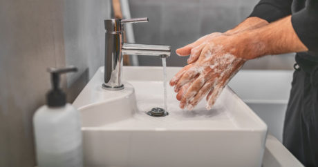Врач: Частое мытье рук и обработка антисептиками оказалось вредным