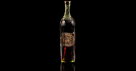 Бутылку коньяка 1762 года продали на торгах за $150 тысяч